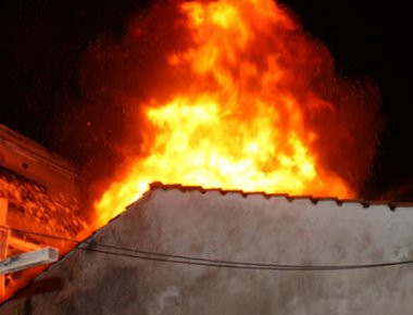 Πυρκαγιά σε σπίτι στη Λαμία - Σε εξέλιξη επιχείρηση κατάσβεσης